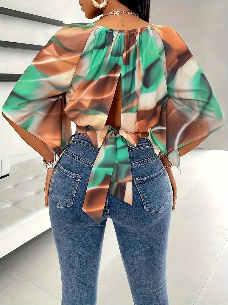 Top crop donna estivo verde con fantasia batik, perfetto per look sensuale. Abbigliamento moda femminile casual chic.