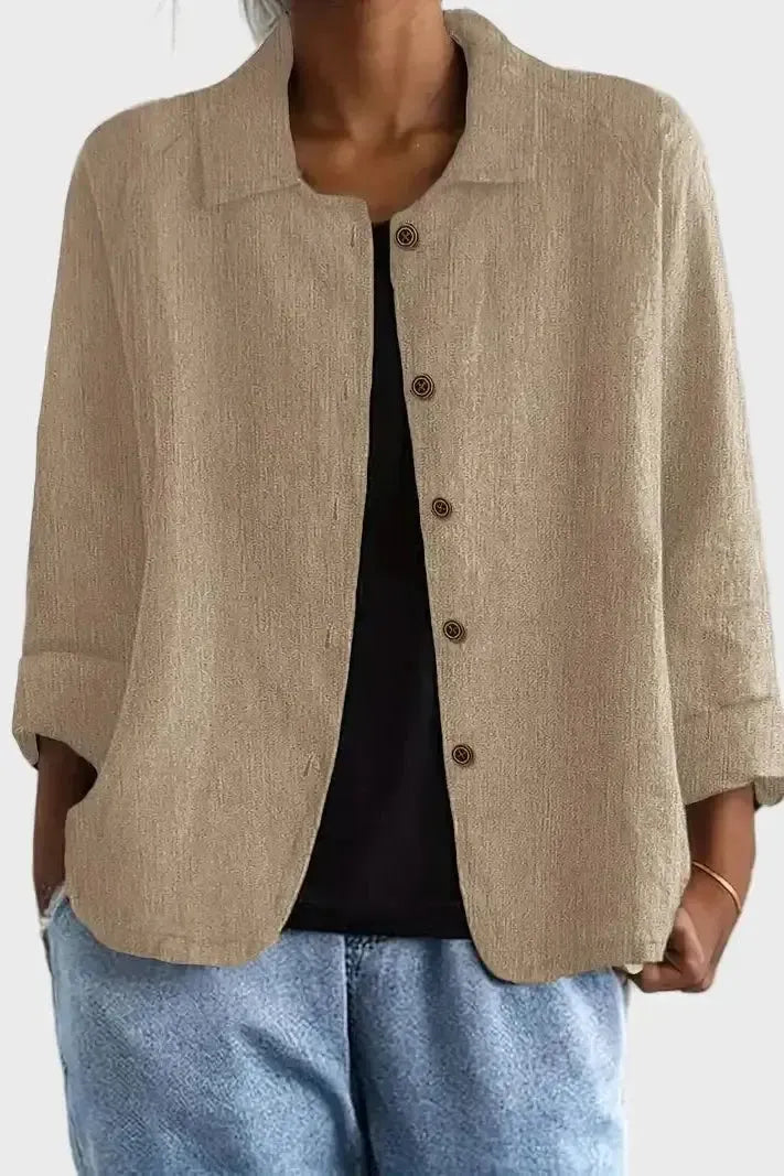 Top donna versatile a maniche lunghe con collo alto, ideale per stile casual o elegante. Disponibile in marrone chiaro.