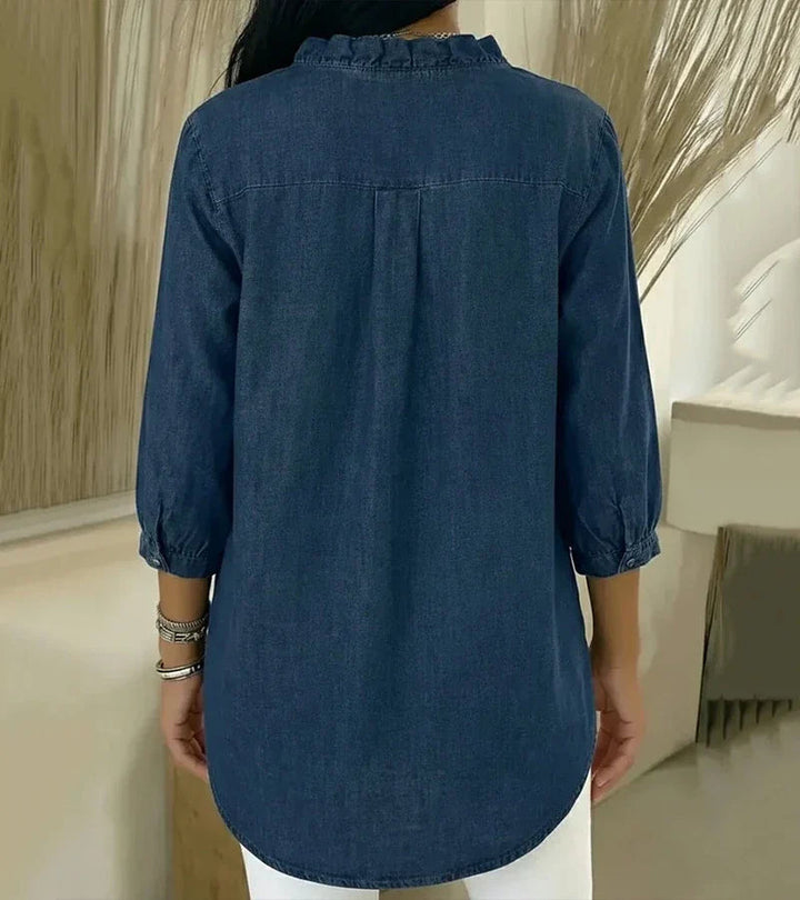 Blusa femminile con maniche a ¾, scollo a V e ruches. Abbigliamento donna casual-chic.