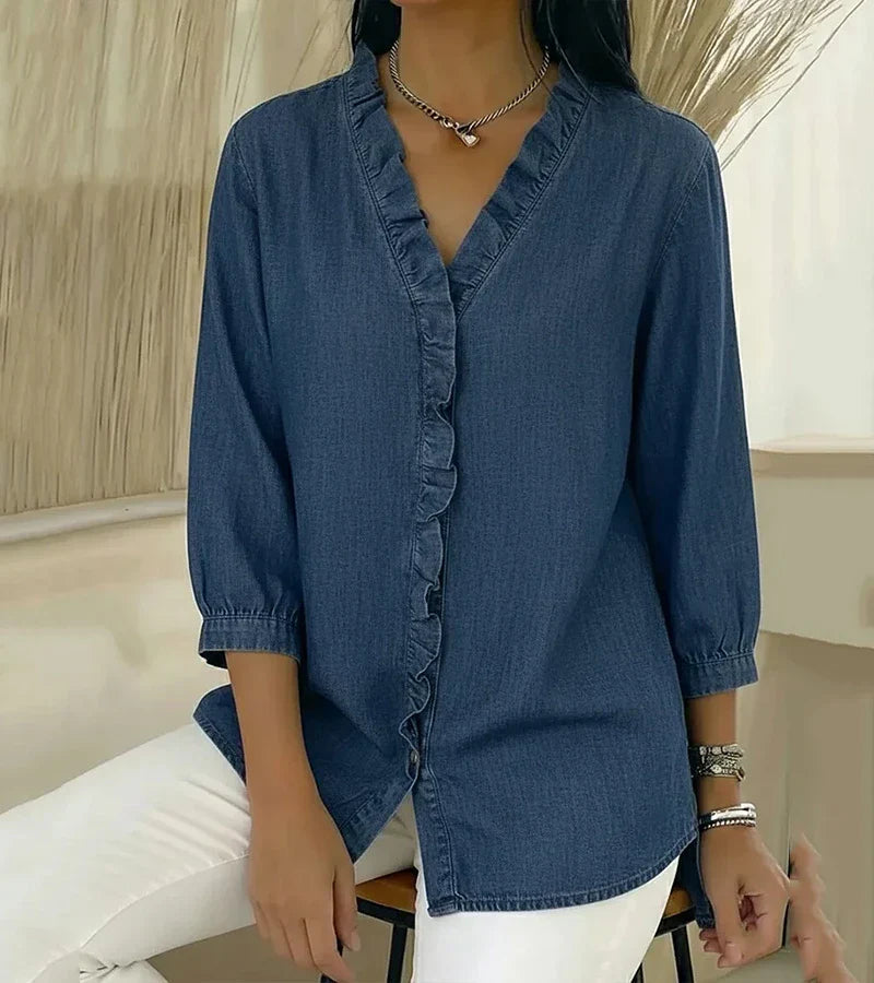 Modella indossa blusa donna elegante scollo a V, ruches e maniche ¾. Look ufficio/casual.