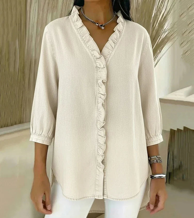 Dettaglio maniche a tre quarti e ruches di blusa donna elegante scollo a V. Abbigliamento versatile.