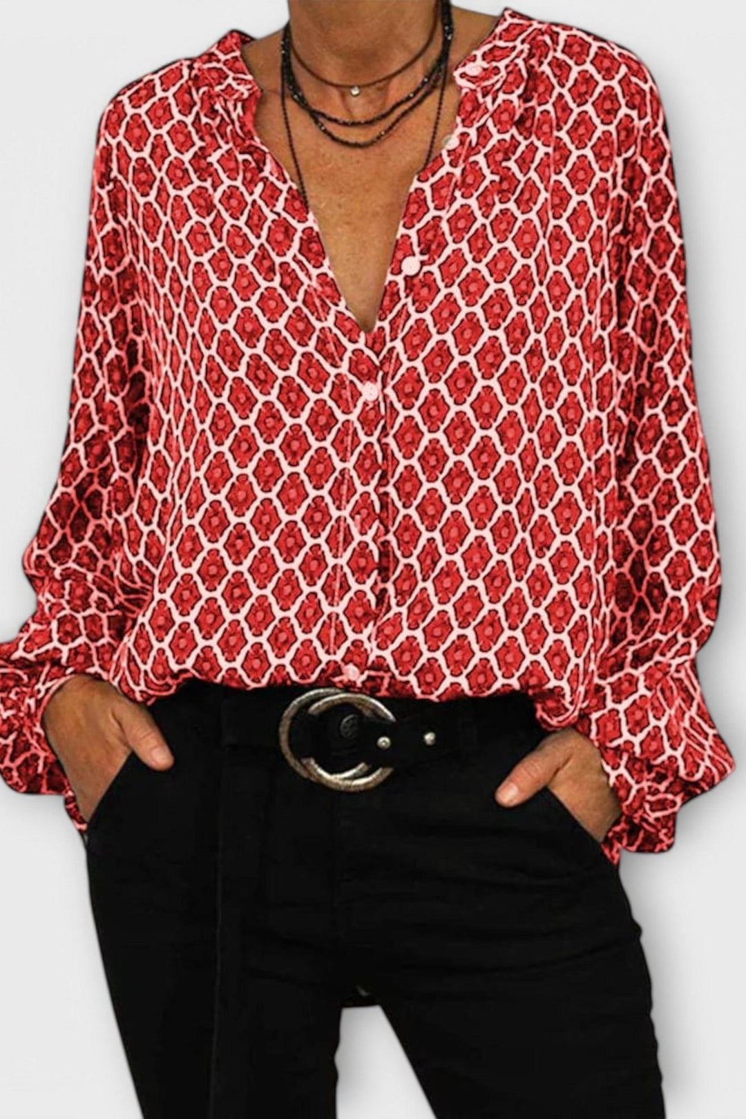 Blusa femminile a maniche lunghe, scollo a V e vivace fantasia geometrica, per abbigliamento casual o chic.