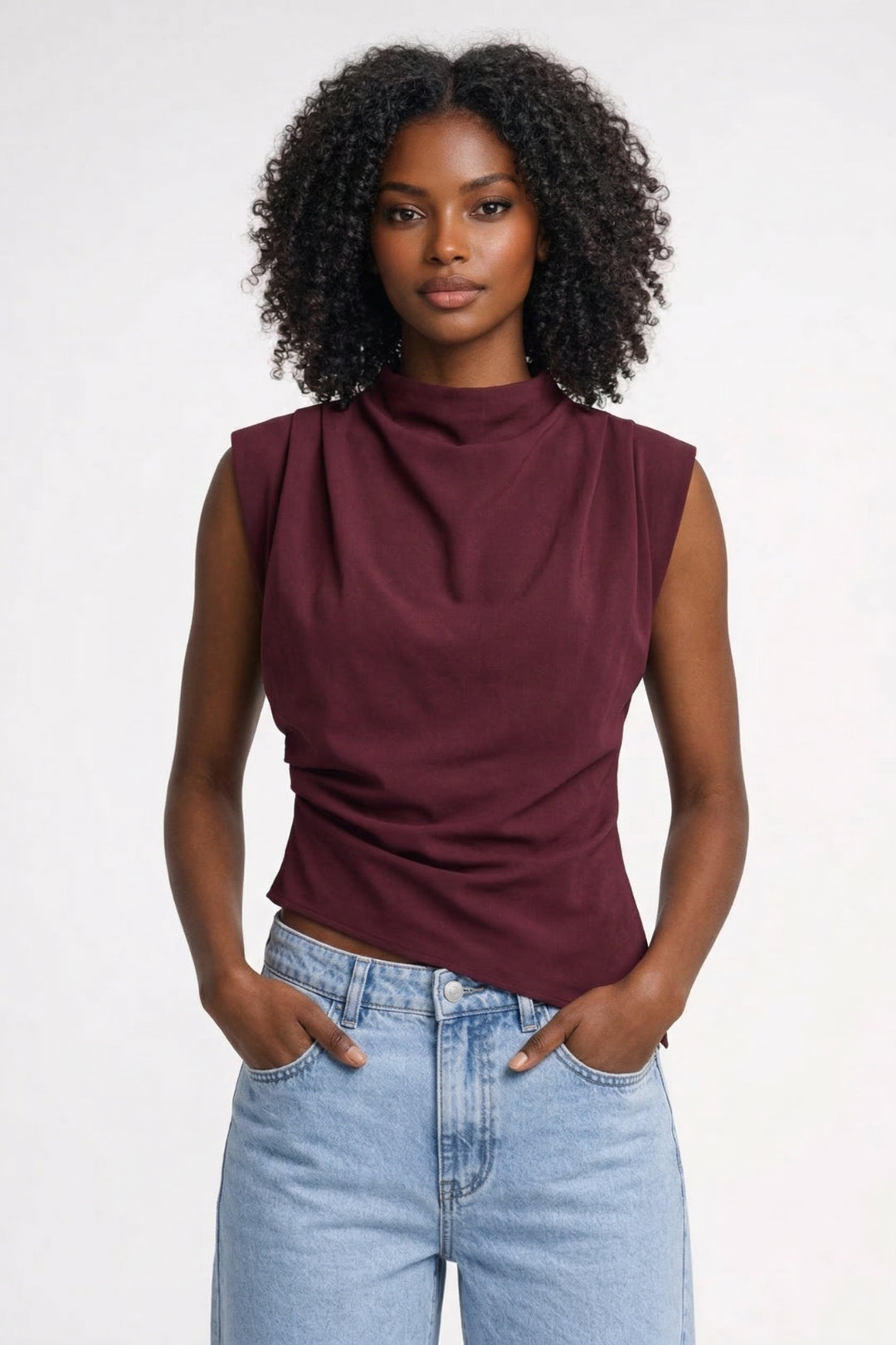 Top drappeggiato donna senza maniche, elegante. Abbigliamento femminile chic per outfit raffinati primavera estate.