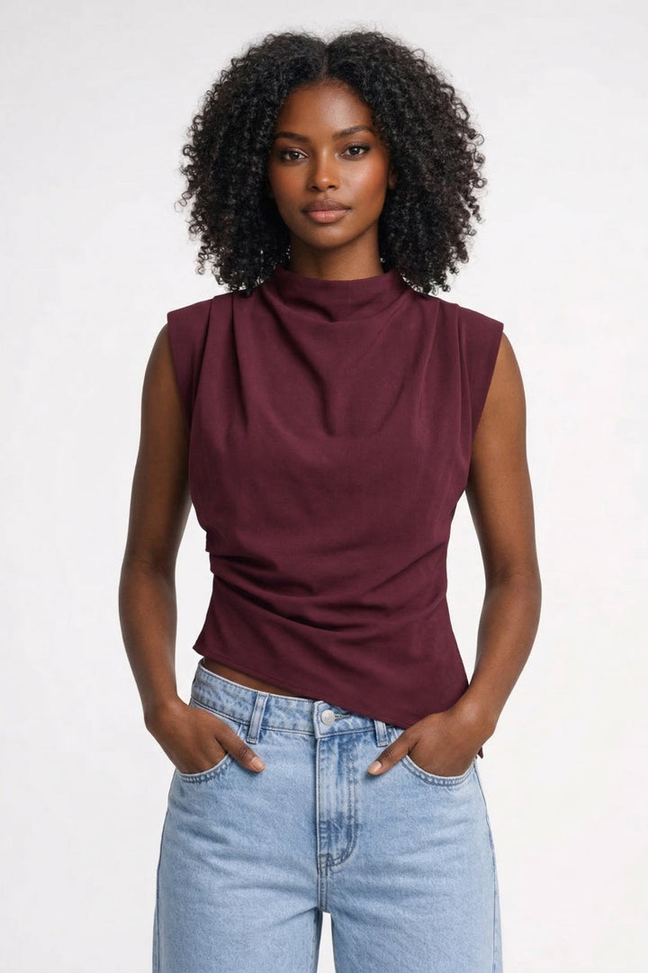 Top drappeggiato donna senza maniche, elegante. Abbigliamento femminile chic per outfit raffinati primavera estate.