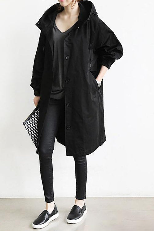 Trench coat donna in tessuto leggero, taglio oversize e cappuccio. Perfetto per la moda primaverile e autunnale.