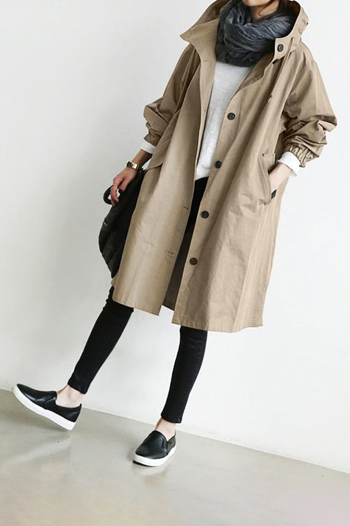 Cappotto trench donna oversize con cappuccio, per un look moderno e confortevole. Perfetto per la donna contemporanea.