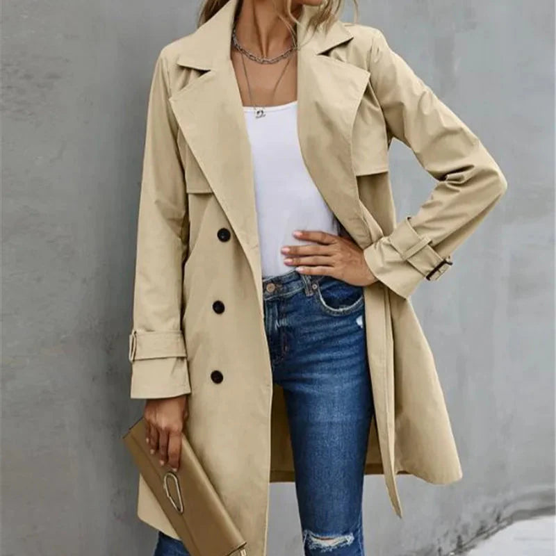 Cappotto trench donna versatile in verde oliva. Capospalla classico ideale per outfit eleganti o casual in autunno.