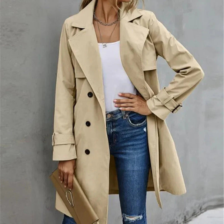 Cappotto trench donna versatile in verde oliva. Capospalla classico ideale per outfit eleganti o casual in autunno.