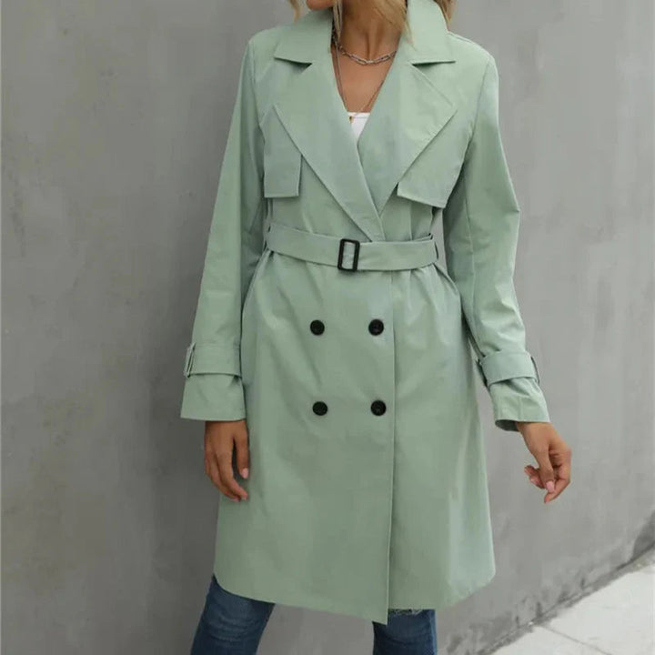 Giacca trench doppiopetto da donna, stile classico e sofisticato. Un capo versatile per l'eleganza di ogni giorno.