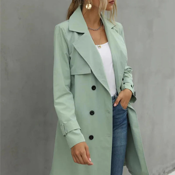 Trench donna elegante per autunno/primavera. Cappotto doppiopetto di moda, perfetto per un look sofisticato e moderno.