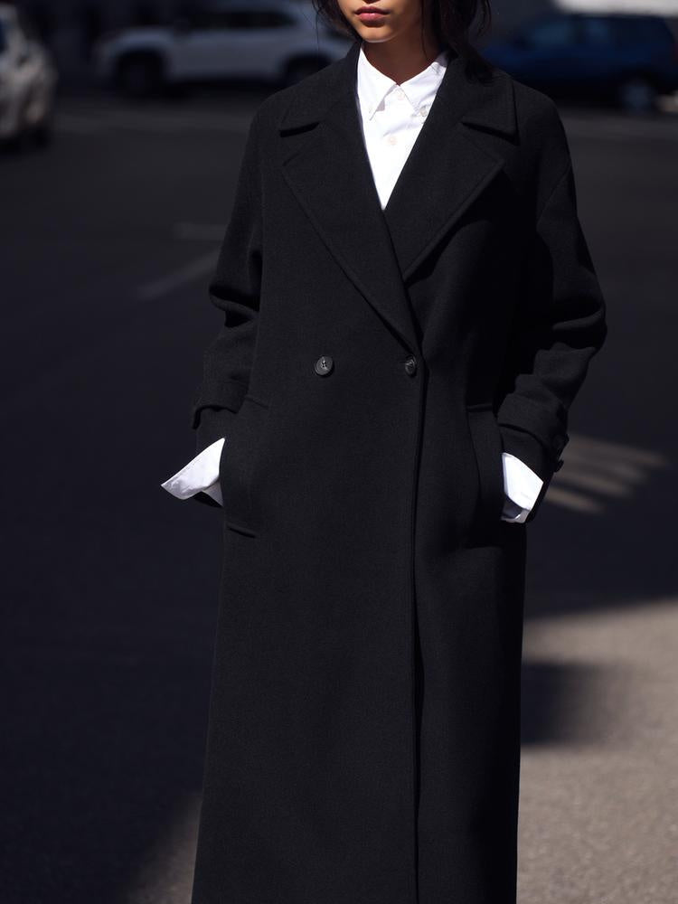 Trench donna doppiopetto, stile versatile ed elegante, ideale per la mezza stagione. Un classico della moda.