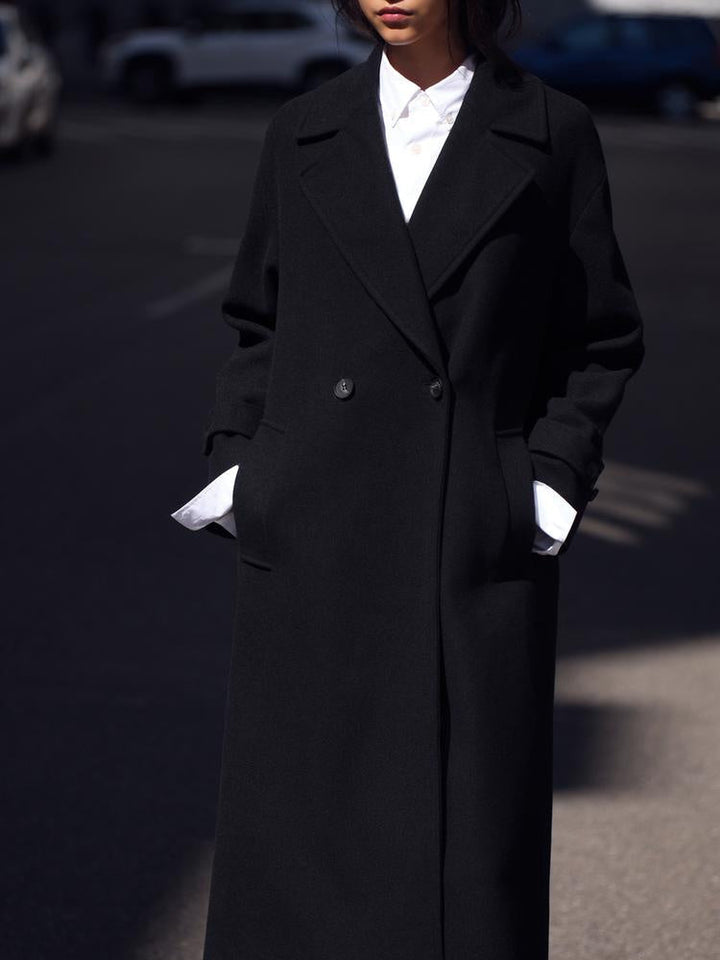 Trench donna doppiopetto, stile versatile ed elegante, ideale per la mezza stagione. Un classico della moda.