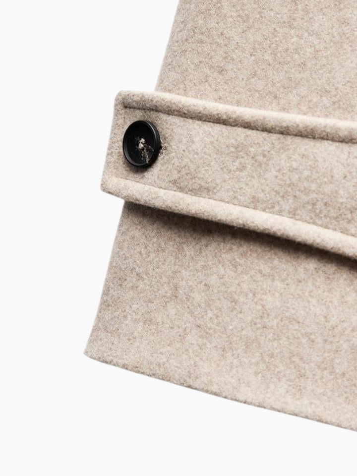 Trench donna antivento, doppiopetto, essenziale per la mezza stagione e un look chic ed elegante.