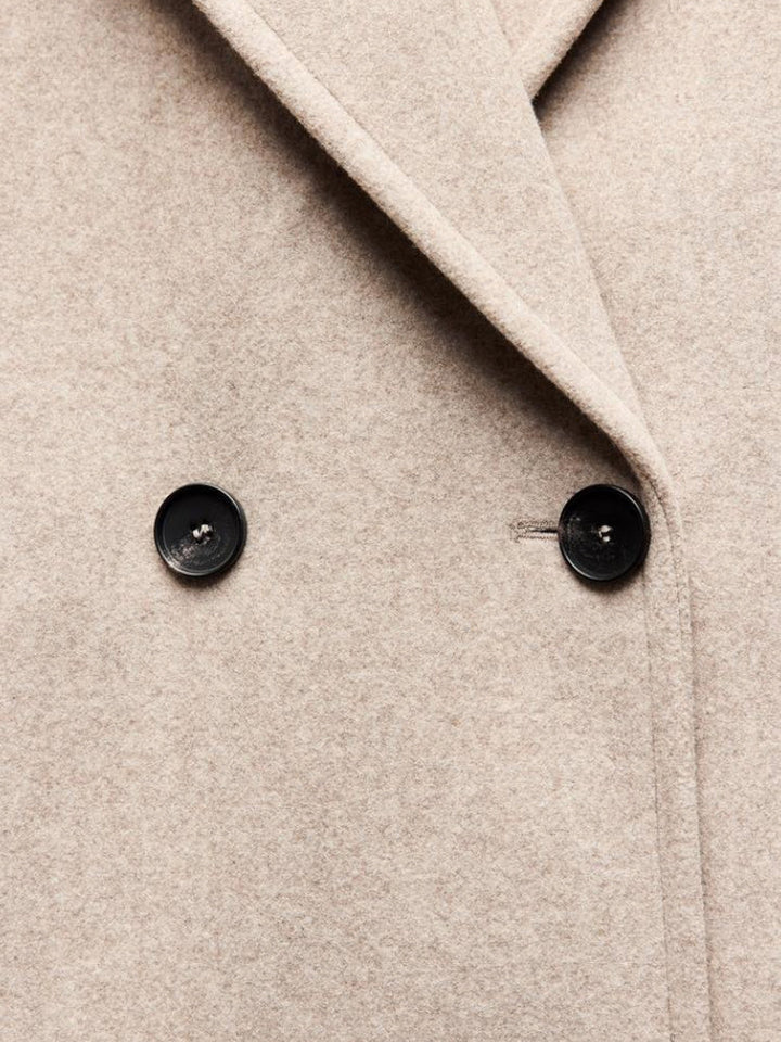 Trench donna elegante doppiopetto classico, un capospalla urbano e versatile, ideale per la mezza stagione.