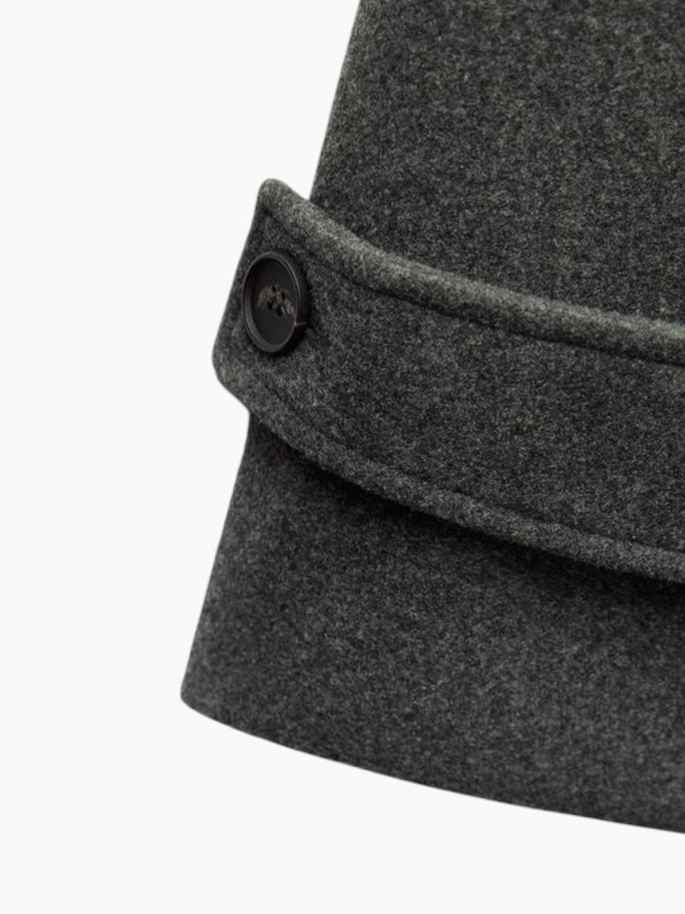 Trench donna doppiopetto indossato, elegante e antivento, un classico capospalla versatile per ogni look.