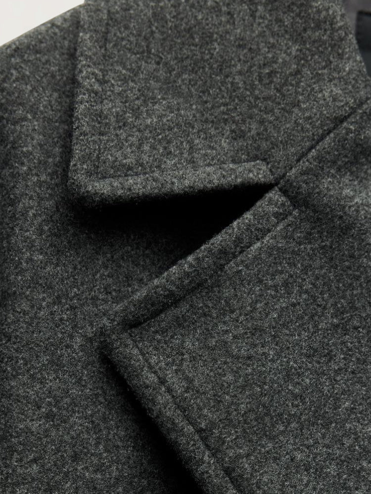 Trench donna doppiopetto, stile classico ed elegante, antivento, ideale per un look urbano di mezza stagione.