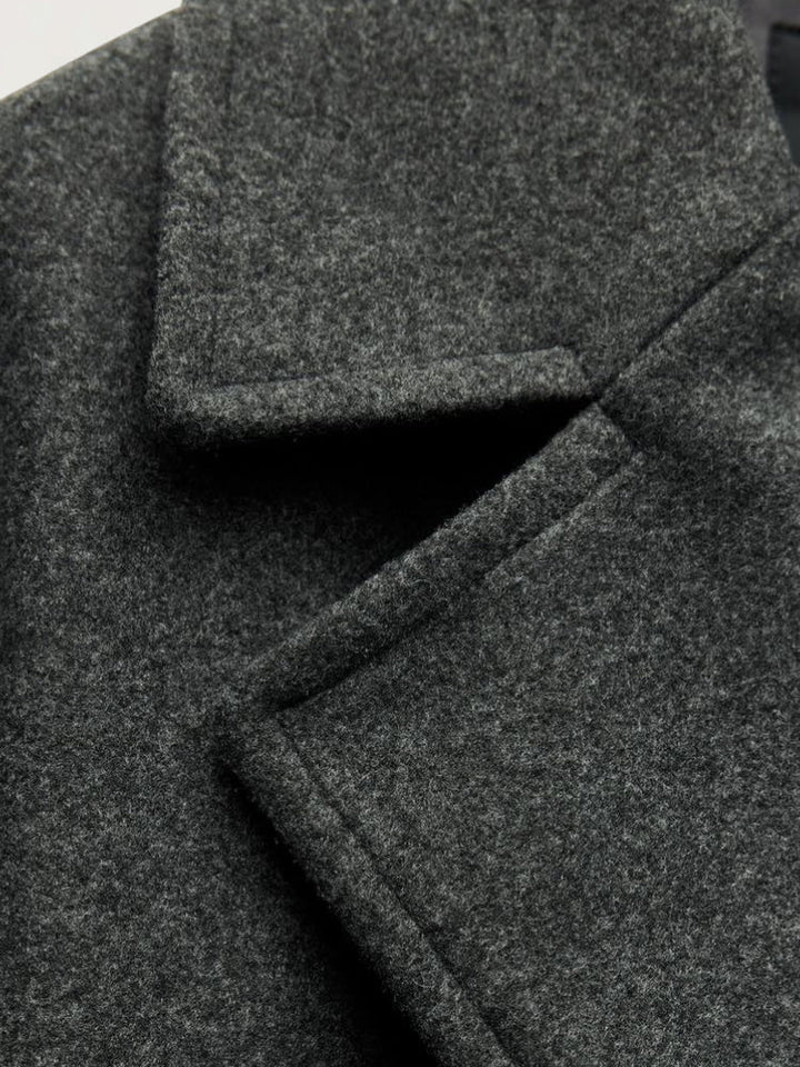 Trench donna doppiopetto, stile classico ed elegante, antivento, ideale per un look urbano di mezza stagione.