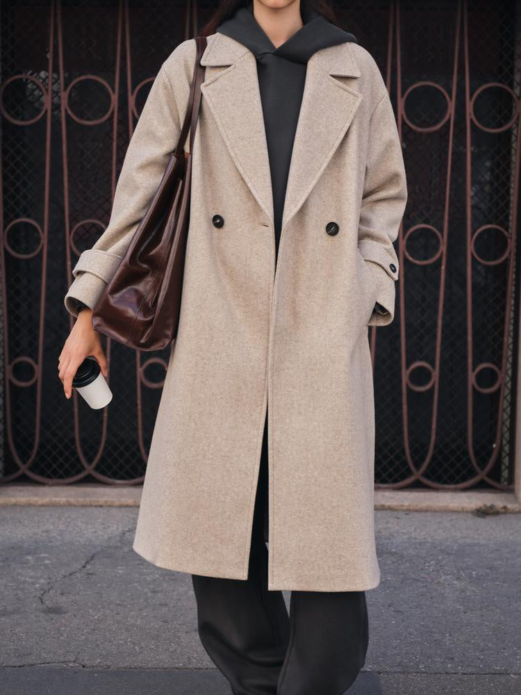 Trench donna elegante doppiopetto, perfetto per la mezza stagione e look urbani. Capospalla classico e antivento.