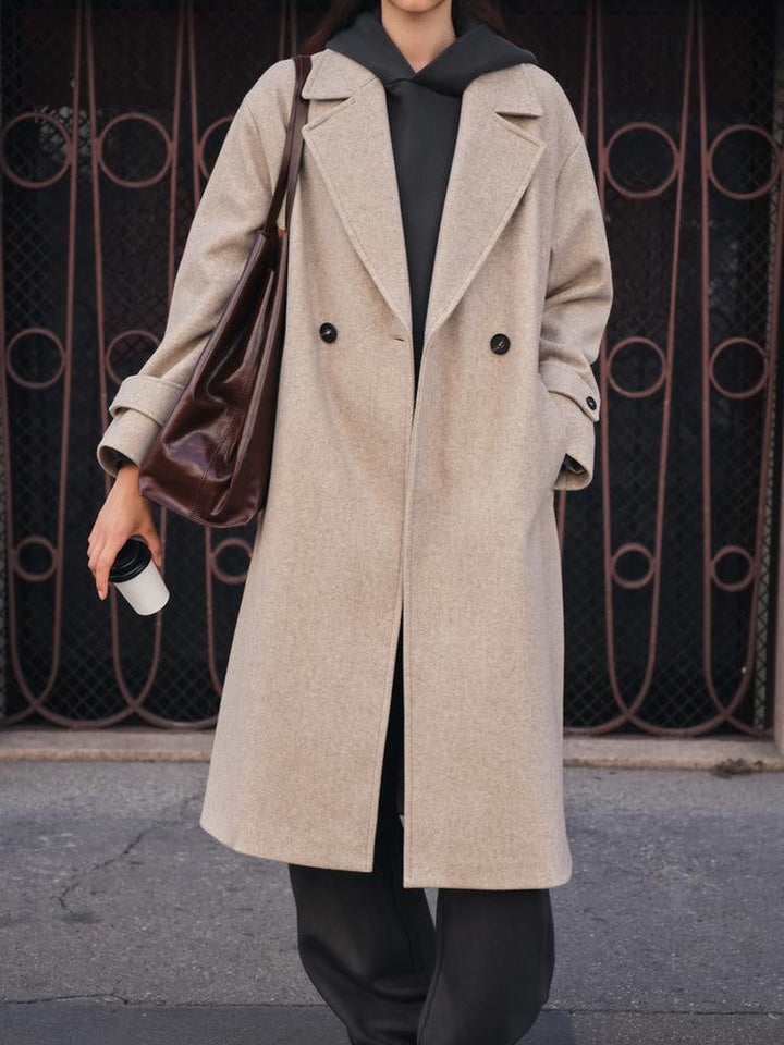 Trench donna elegante doppiopetto, perfetto per la mezza stagione e look urbani. Capospalla classico e antivento.