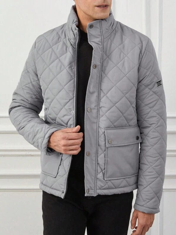 Giacca uomo invernale geometrica, offre comfort termico e look moderno. Perfetta per abbigliamento casual.