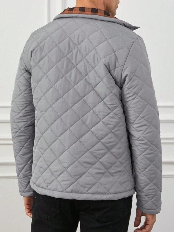 Giacca uomo invernale con design geometrico, disponibile nera o grigia. Calore e stile distintivo.