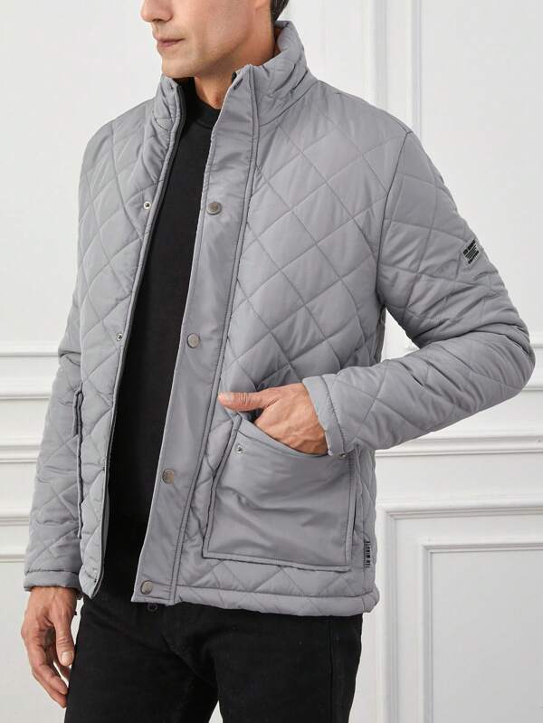 Giacca trapuntata geometrica da uomo, un capospalla leggero ed elegante per un look casual e confortevole.
