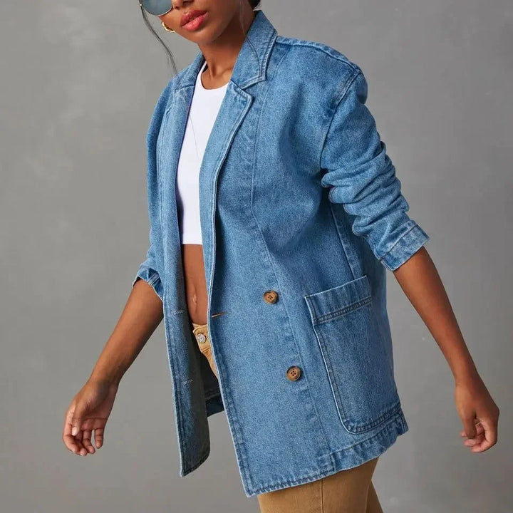 Giacca blu donna slim fit, stile moderno. Un pezzo versatile per outfit eleganti o casual primaverili.