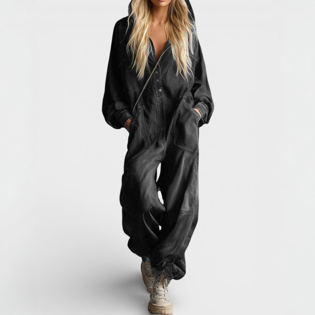 Tuta donna nera, stile casual chic con cappuccio e vestibilità ampia. Abbigliamento confortevole per la moda.