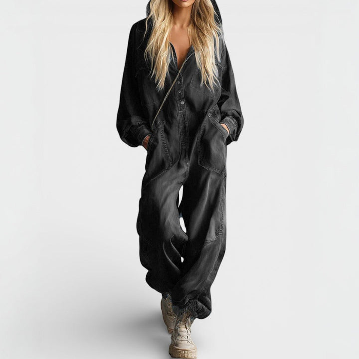 Tuta donna nera, stile casual chic con cappuccio e vestibilità ampia. Abbigliamento confortevole per la moda.