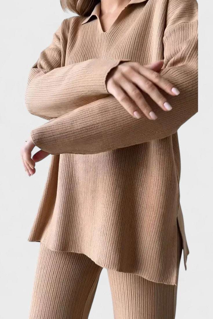 Set casual donna: maglia collo polo e pantaloni larghi, abbigliamento comodo e alla moda.