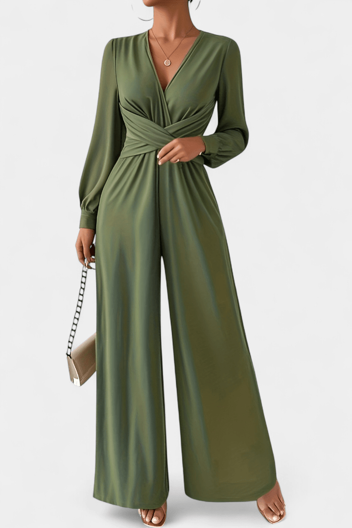 Tuta intera donna chic con pantaloni larghi, scollo a V e drappeggio in vita, ideale per un look casual-elegante.