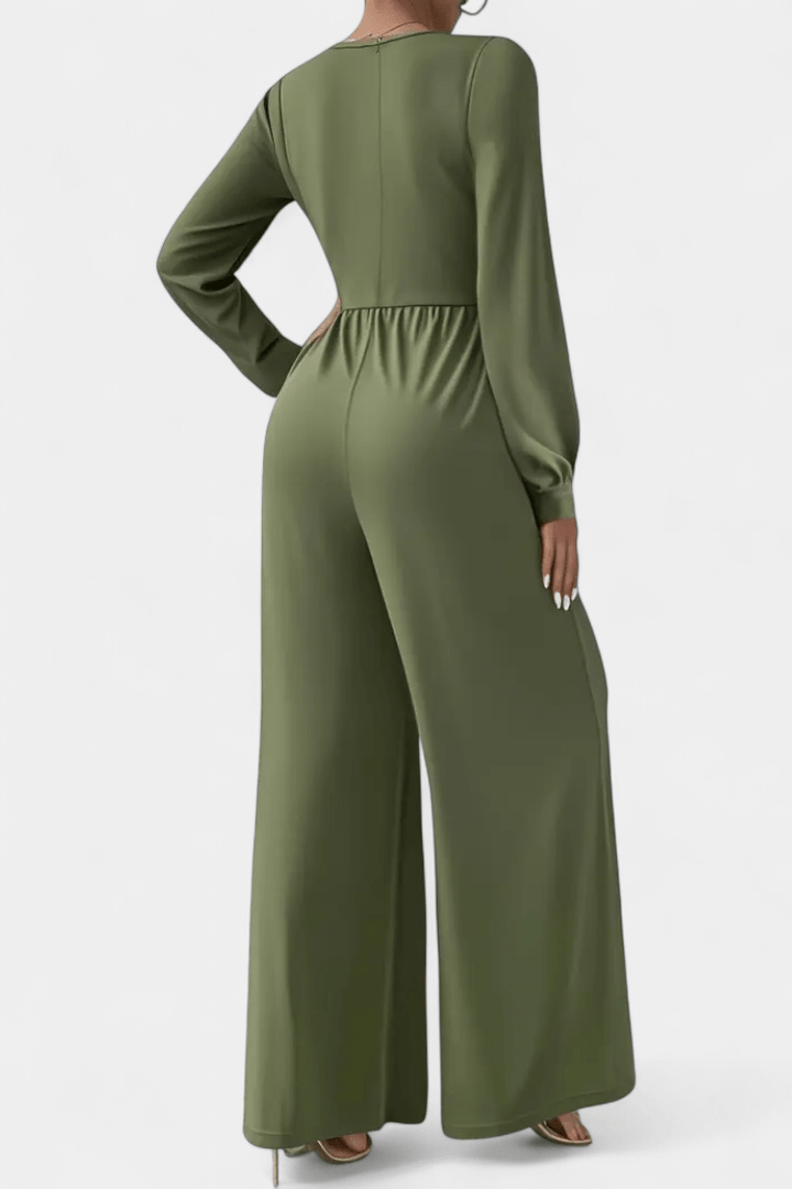 Splendida tuta elegante da donna con scollo a V, vita drappeggiata e gamba larga, ideale per serate speciali.