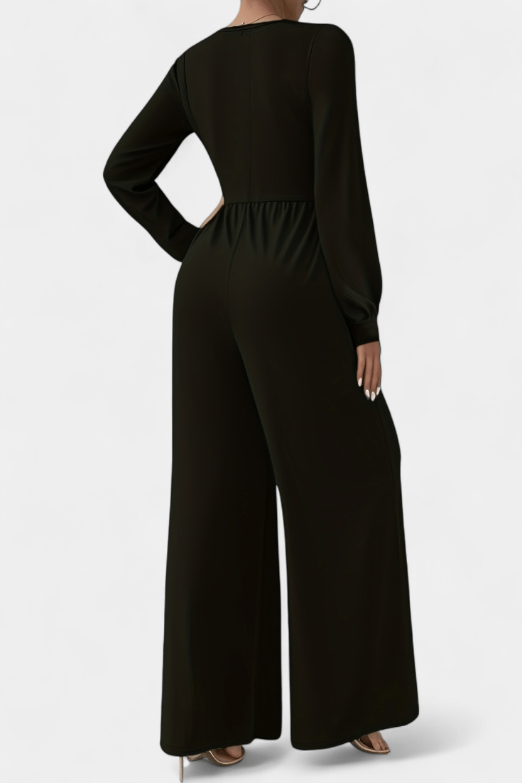 Tuta intera donna elegante, scollo a V, vita drappeggiata e pantaloni larghi. Perfetta per abbigliamento da sera.