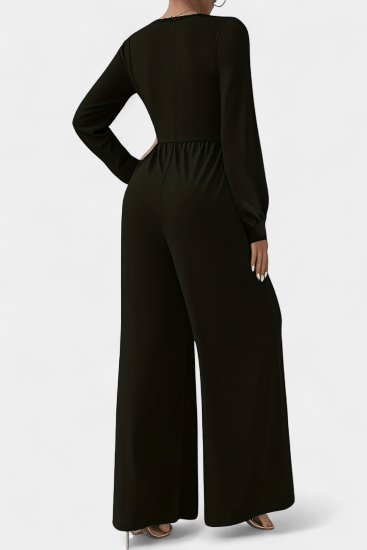 Tuta intera donna elegante, scollo a V, vita drappeggiata e pantaloni larghi. Perfetta per abbigliamento da sera.