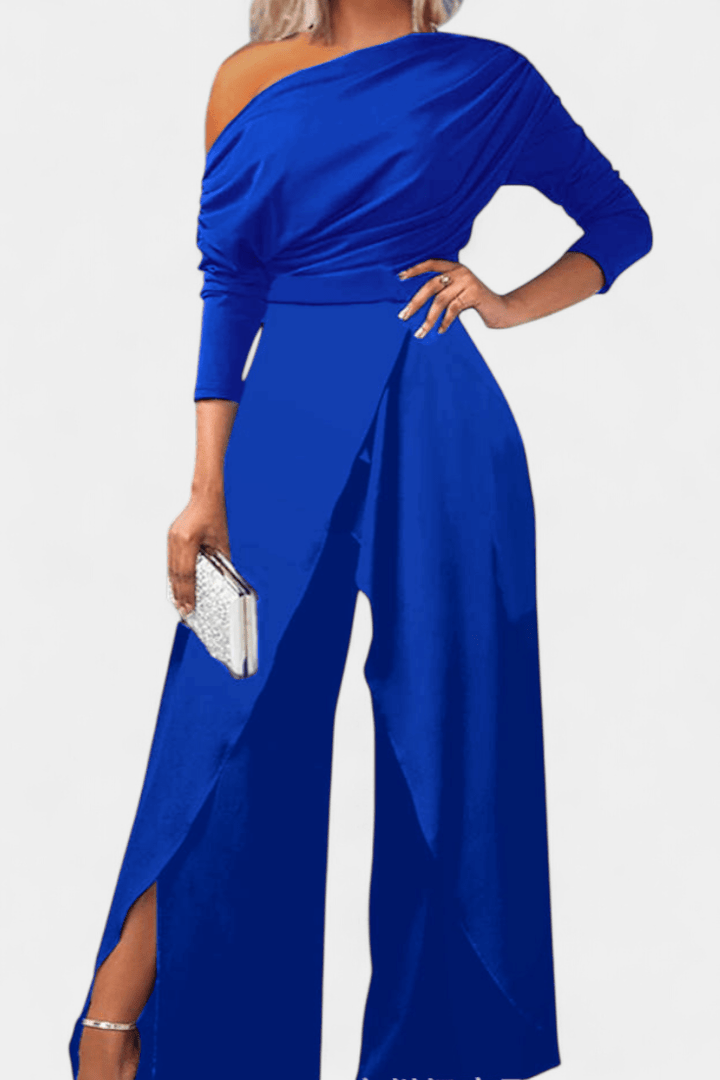 Jumpsuit donna moderna con vestibilità morbida, spalla scoperta e gamba larga per uno stile contemporaneo.