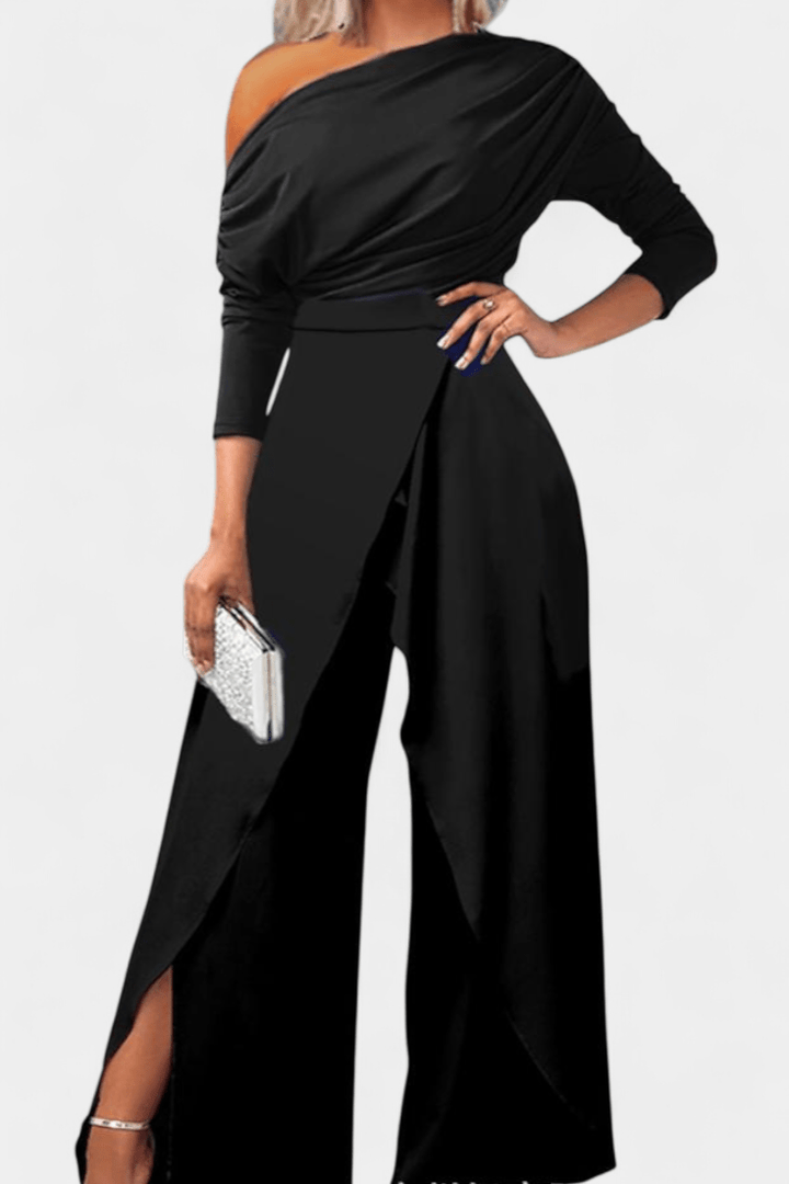 Tuta donna elegante nera con spalla scoperta e pantaloni a gamba larga, perfetta per eventi serali e moda donna.