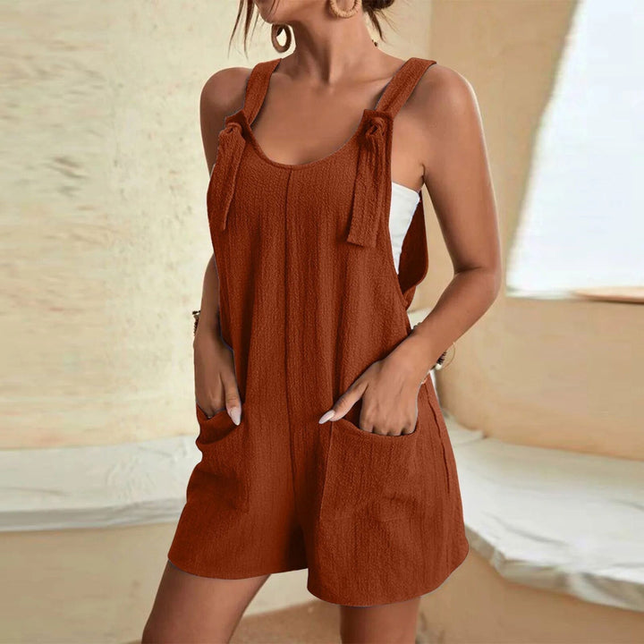 Playsuit corto estivo donna con fiocco frontale e tasche. Stile fresco e femminile per la primavera e l'estate.