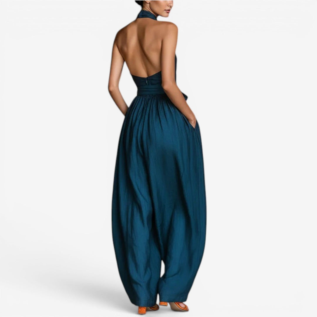 Moderna tuta donna estiva con scollo halter e pantalone ampio, ideale per un look elegante e confortevole.
