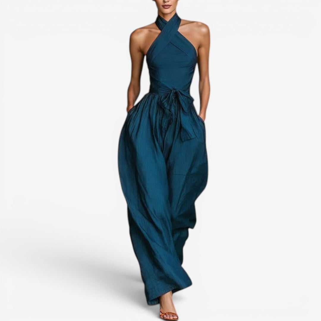 Tuta estiva donna elegante con scollo halter, schiena scoperta e pantalone fluido, perfetta per cerimonia o sera.
