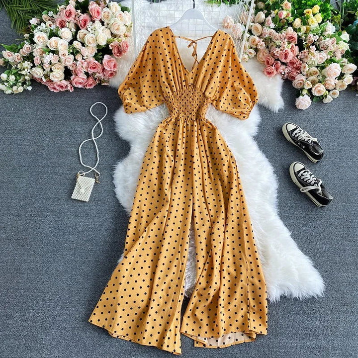 Tuta estiva donna a pois con vita smock. Look vintage romantico, gamba larga e scollo a V per un comfort moderno.
