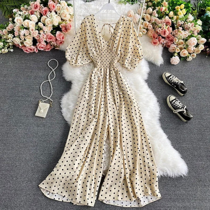 Tuta donna a pois, elegante e casual chic. Design estivo con scollo a V, maniche a palloncino e vita smock.