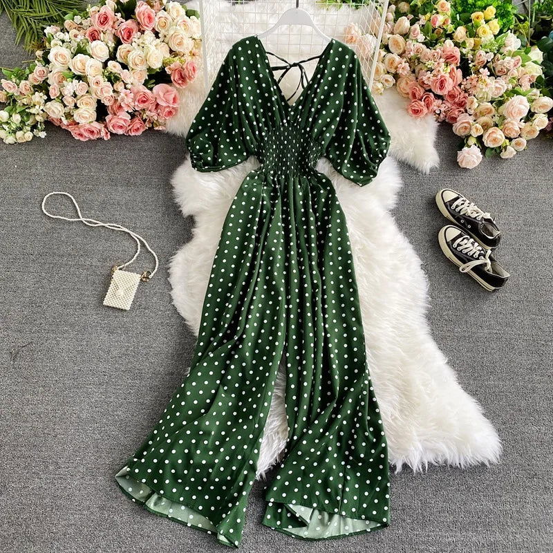 Dettaglio vita smock e pois su tuta estiva donna. Design con maniche a palloncino, gamba larga per la primavera.