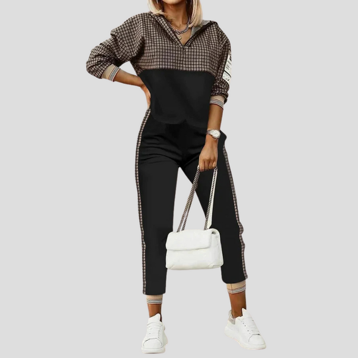 Comoda tuta donna a fantasia geometrica, ideale per un outfit rilassato ed elegante. Moda autunno/primavera.