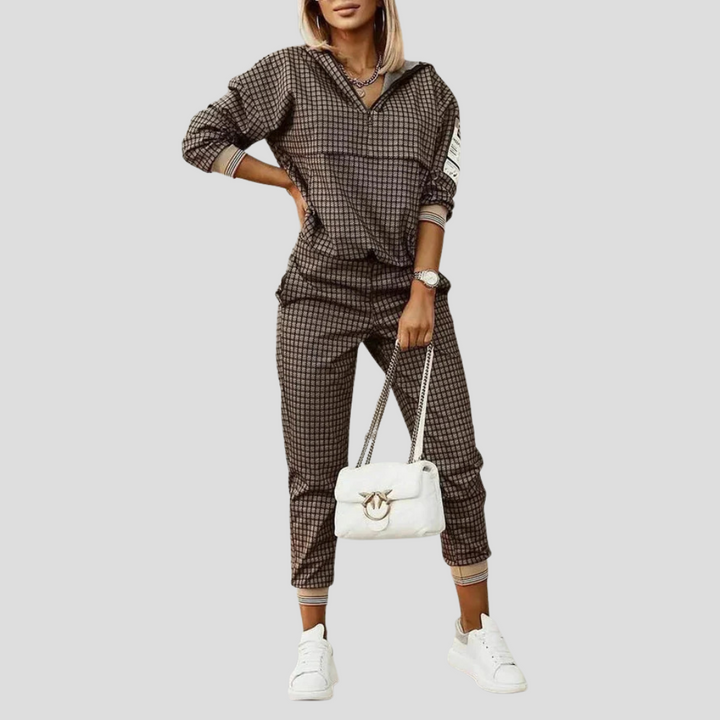 Elegante tuta donna casual con motivi geometrici. Perfetta per ogni giorno e occasioni rilassate.
