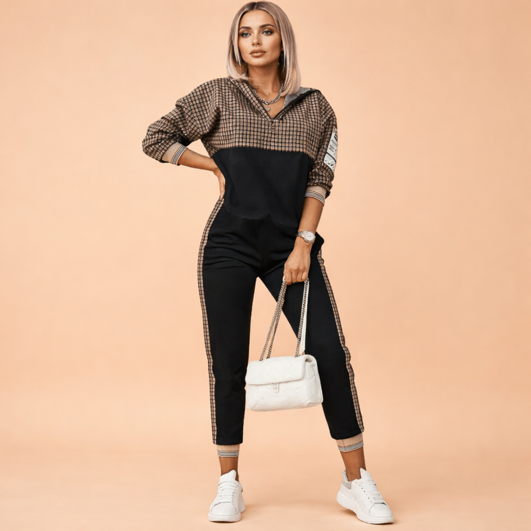 Tuta donna di tendenza con fantasia geometrica, scollo a V. Ideale per un look rilassato e alla moda.