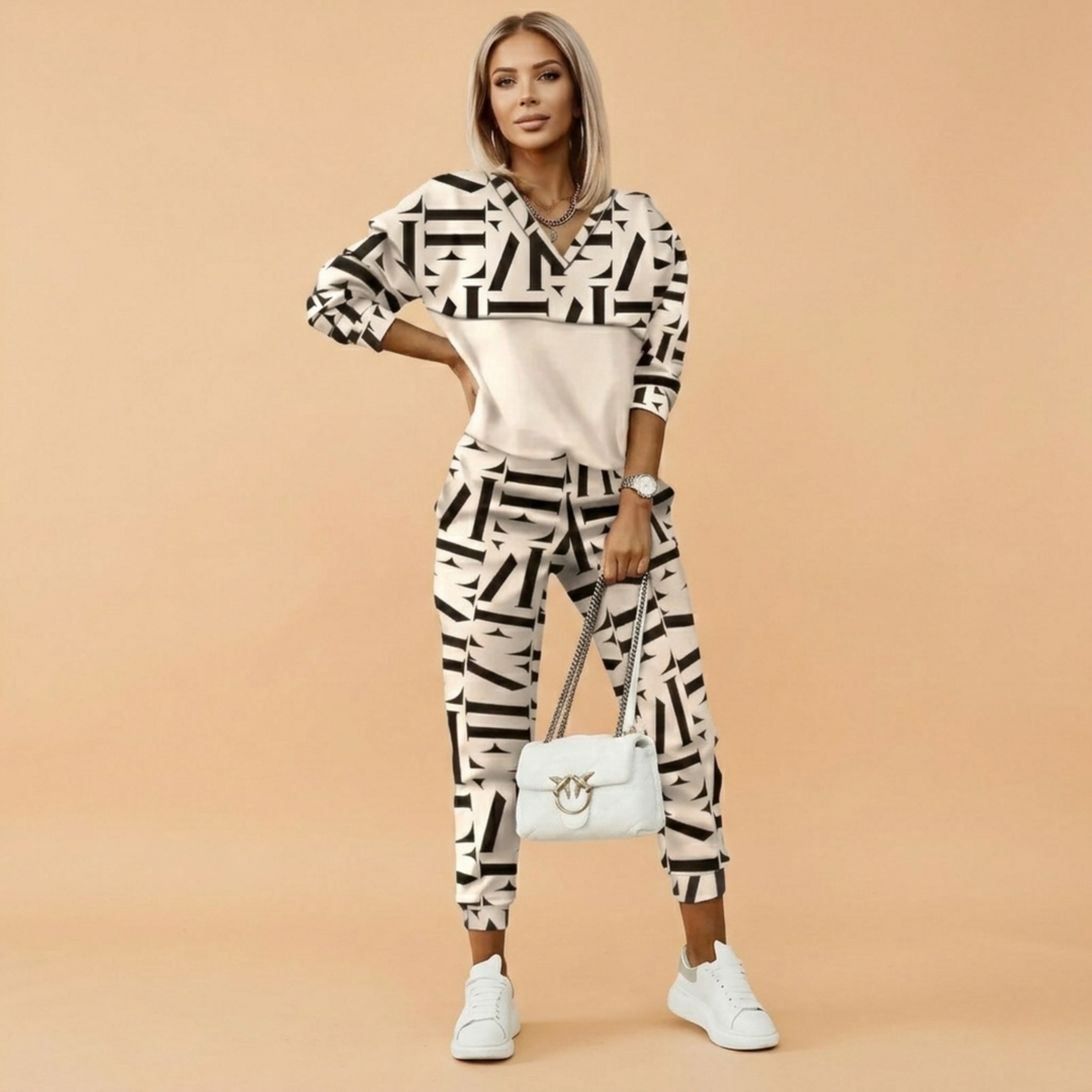 Tuta da donna moderna con stampa geometrica. Stile rilassato, confortevole e alla moda primavera/autunno.