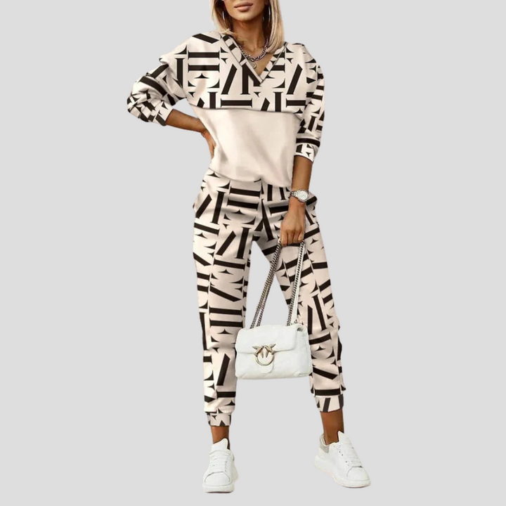 Tuta donna fantasia geometrica, vestibilità rilassata, scollo a V. Perfetta per look casual chic.