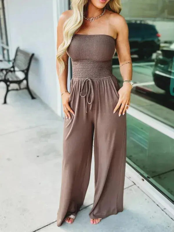 Jumpsuit estiva donna, bustier arricciato e gamba ampia. Abbigliamento versatile ed elegante primavera/estate.