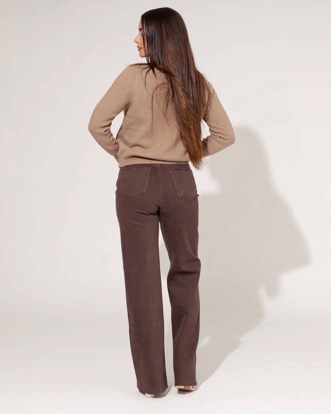 Jeans casual da donna marrone scuro, vita alta e gamba larga, ideali per un outfit alla moda.