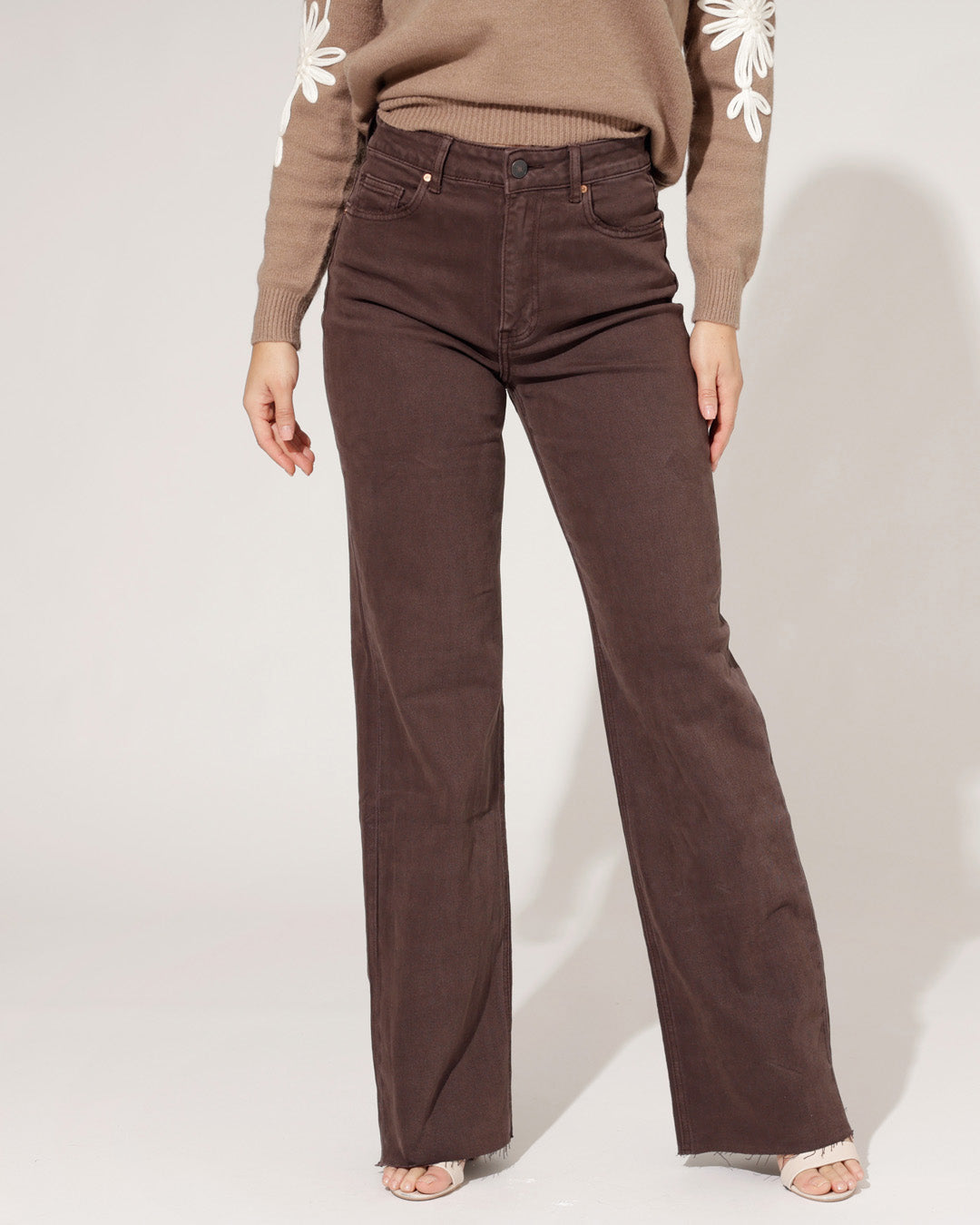 Jeans donna vita alta gamba larga marrone scuro con orlo grezzo, stile casual e moderno.